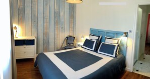 7 slaapkamers, een bureau, een strijkplank/strijkijzer, reisbedje