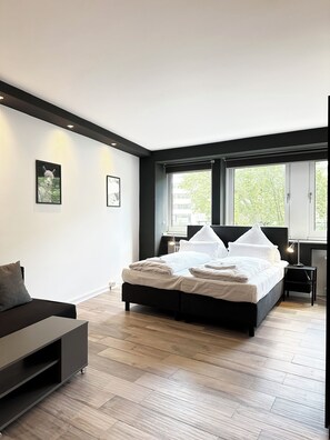 Kolmen hengen standard-huone | Allergiatestatut vuodevaatteet, työpöytä