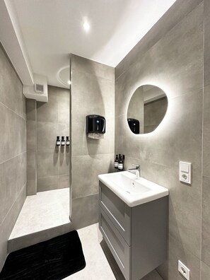 Douche, sèche-cheveux, serviettes fournies, savon