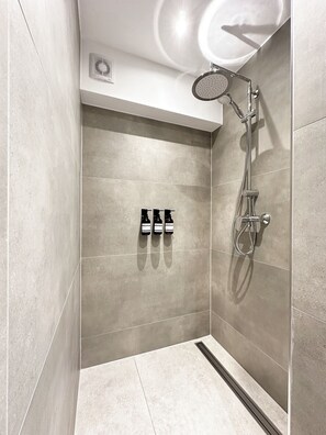 Shower, hair dryer, towels, soap - BLK Hostel (Düsseldorf)