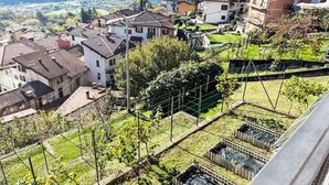 A residential area with houses, a garden, and a view of a lake and mountains. - Beautiful apartment for 3 people with WIFI, A/C and balcony (Corrido)