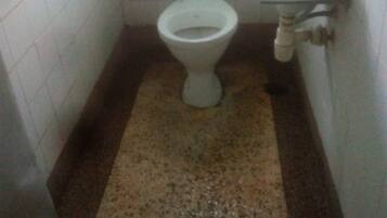 Single Room | Bathroom | Shower, rainfall showerhead, towels