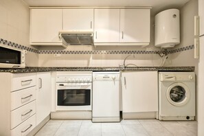 Réfrigérateur, four à micro-ondes, un four, lave-vaisselle