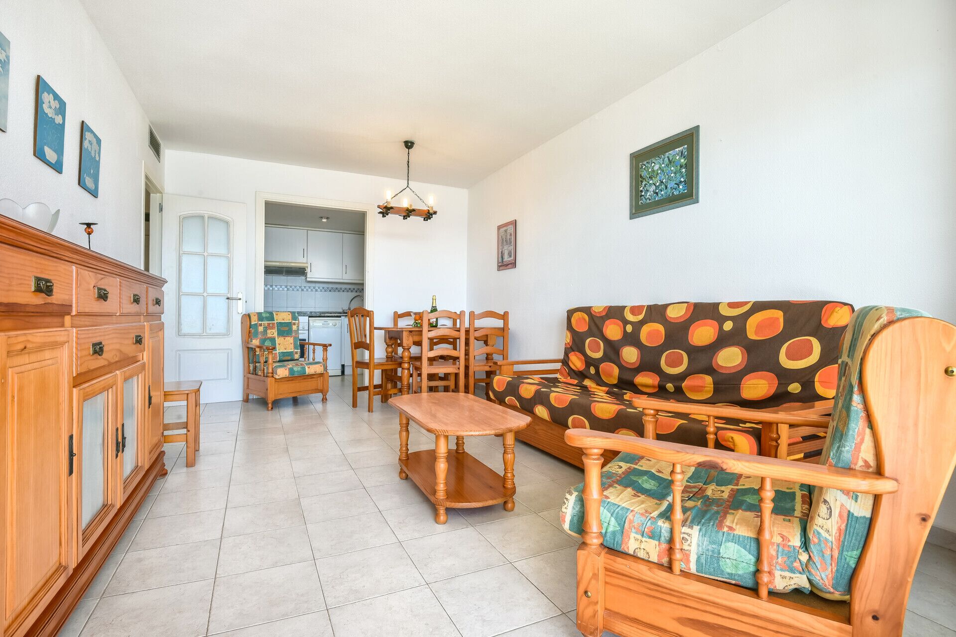 Un salon comprenant un canapé, des fauteuils, un meuble en bois et une table à manger.