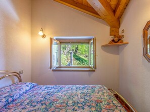 2 slaapkamers, reisbedje, beddengoed