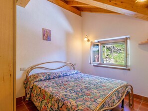 2 habitaciones, cuna de viaje y ropa de cama 