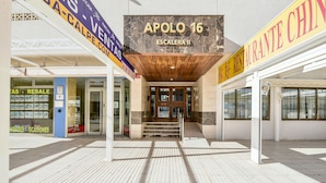 L’entrée d’un immeuble avec une enseigne indiquant « APOLO 16 ESCALERA II ».