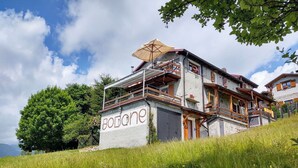 Um hotel numa encosta com um letreiro chamativo que diz "Bodone".