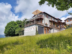 Exterior - Beautiful apartment for 6 guests with WIFI, TV, patio and pets allowed (Dosso Del Liro)