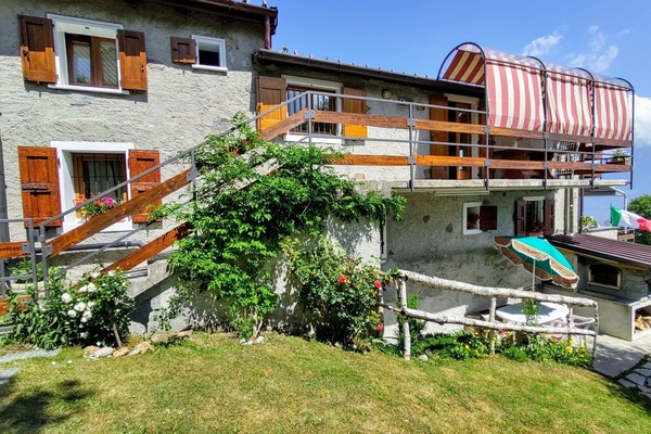 Plante, Table, Bâtiment, Ombre, Maison, Fleur, Tableau De Plein Air, Chaise, Mobilier De Jardin, Surface De La Route