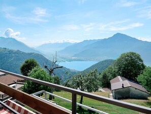 Property grounds - Nice apartment for 6 people with WIFI, TV, patio and pets allowed (Dosso Del Liro)