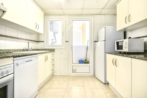 Geladeira, micro-ondas, fogão, cooktop