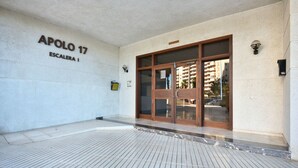 A entrada de um edifício com uma placa que diz 'APOLLO 17 ESCALERA 1'.