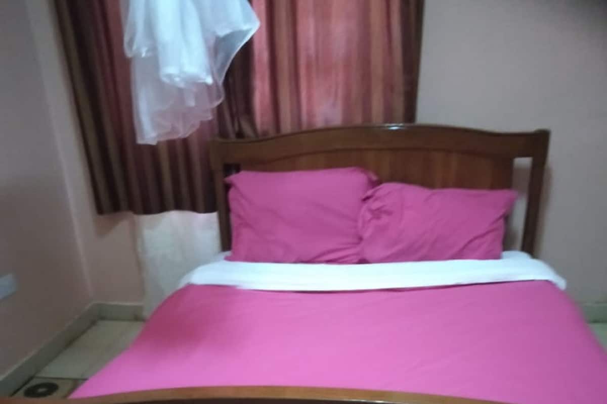Double Room | Desk, free WiFi, bed sheets