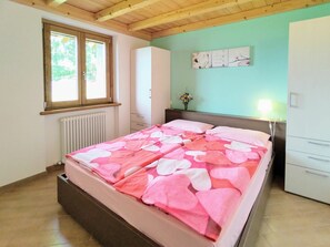 2 chambres, fer et planche à repasser, lit parapluie, Wi-Fi gratuit