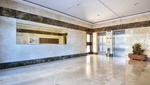 A spacious lobby with a marble floor, a reception desk, and an elevator. - Apolo XVII 1-14-41, La Fossa -Salinas (Calpe)