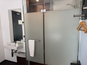 Kahden hengen huone, 1 parisänky | Kylpyhuone | Suihku, pyyhkeet