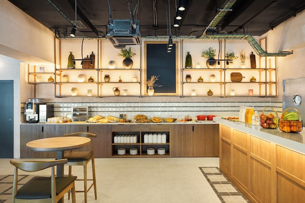 Desayuno para llevar diario (EUR 4 por persona)