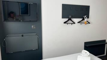 Habitación doble, 1 cama matrimonial | Escritorio, cortinas blackout y insonorización