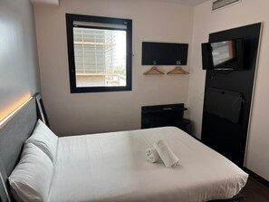 Tweepersoonskamer, 1 tweepersoonsbed | Een bureau, verduisterende gordijnen, geluiddichte muren