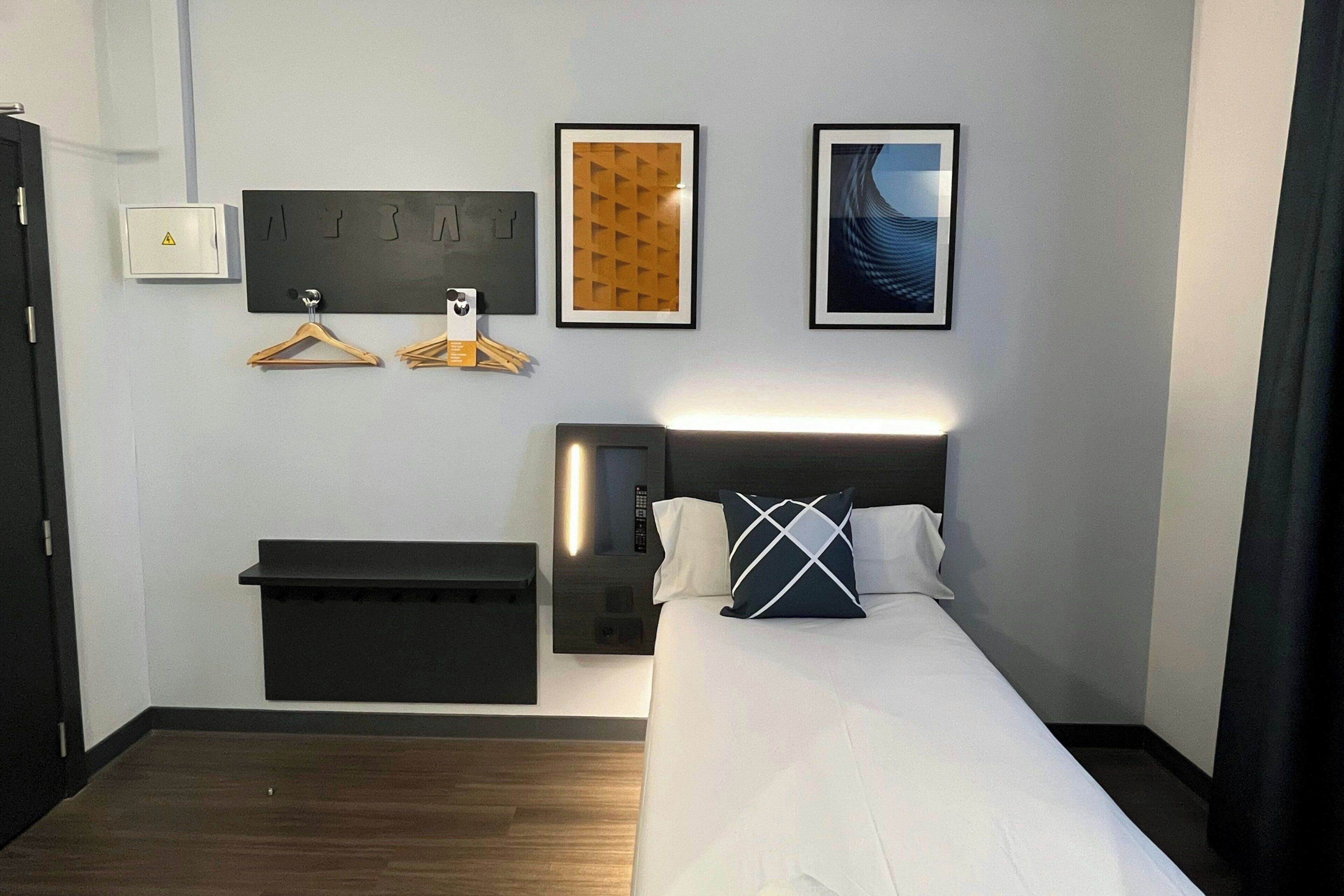 Room, 1 Twin Bed | Desk, blackout drapes, soundproofing, iron/ironing board