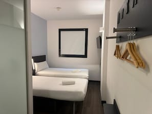 Skrivbord, mörkläggningsgardiner, ljudisolering och strykjärn/strykbräda