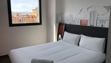 Escritorio, cortinas blackout y sistema de insonorización