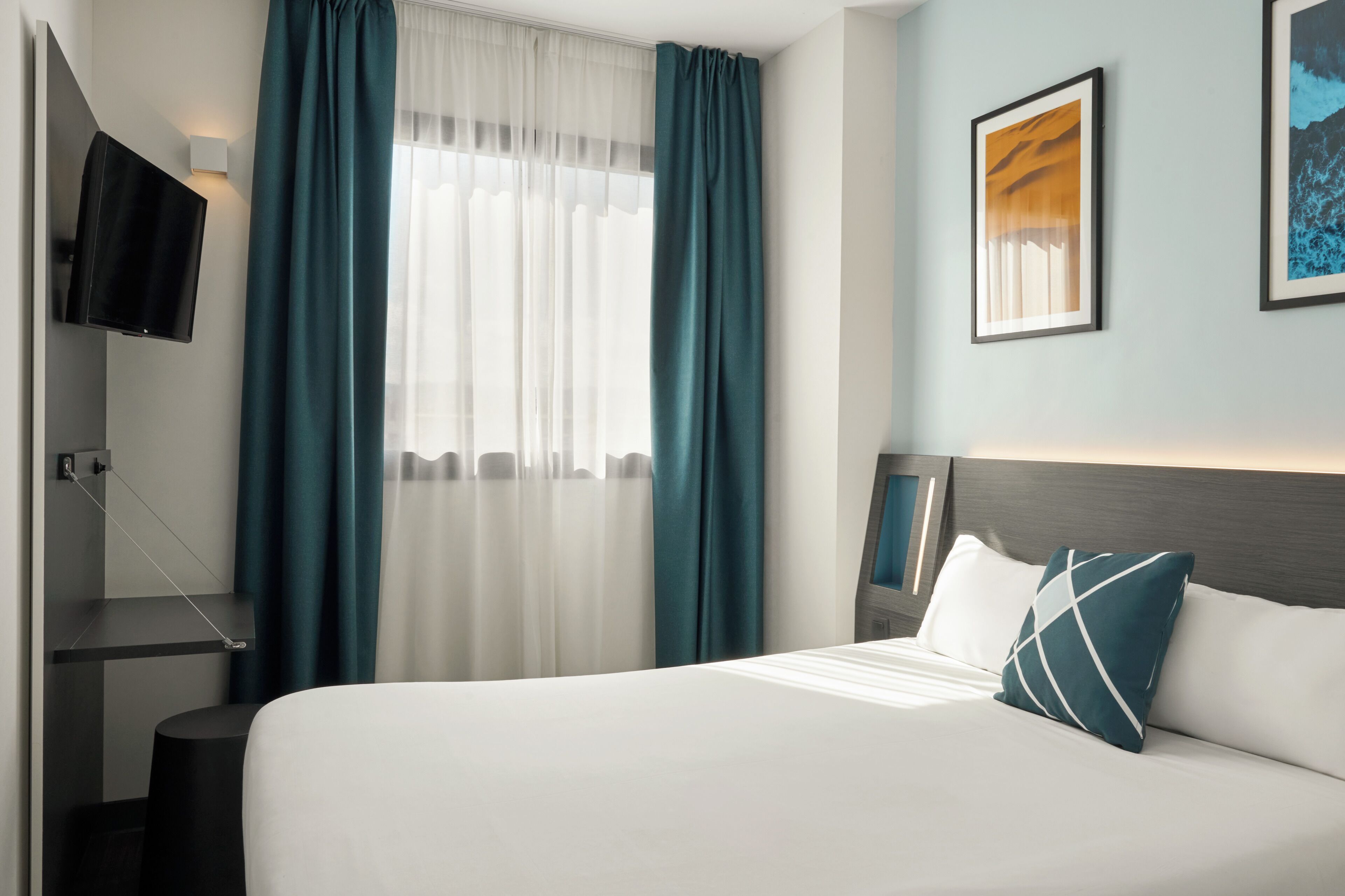 Rom, 1 queensize-seng | Skrivebord, blendingsgardiner, lydisolert og strykejern/-brett