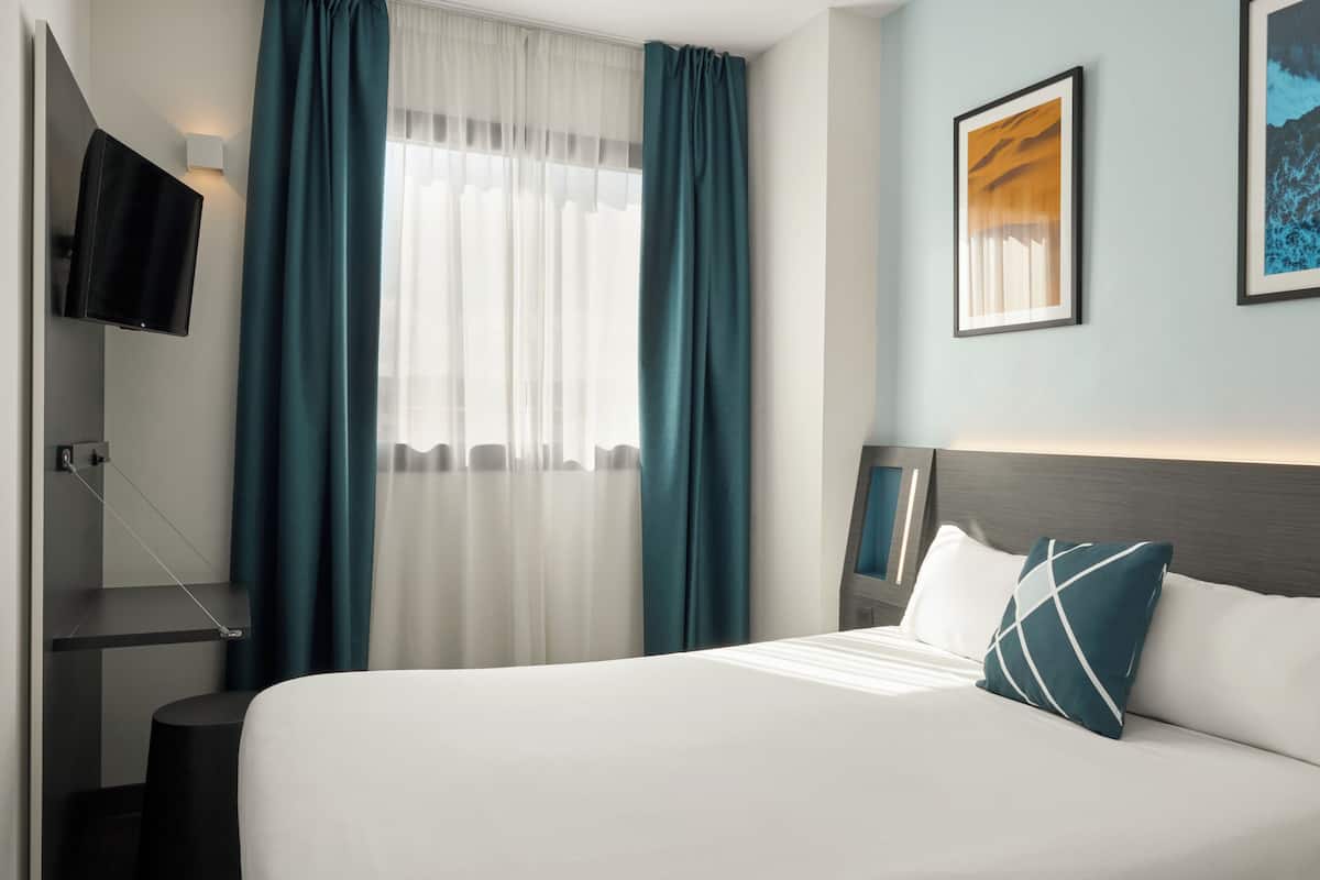 Huone, 1 keskisuuri parisänky | Työpöytä, pimennysverhot, äänieristys, silitysrauta/-lauta