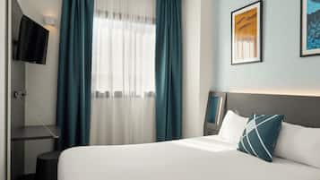 Rom, 1 queensize-seng | Skrivebord, blendingsgardiner, lydisolert og strykejern/-brett