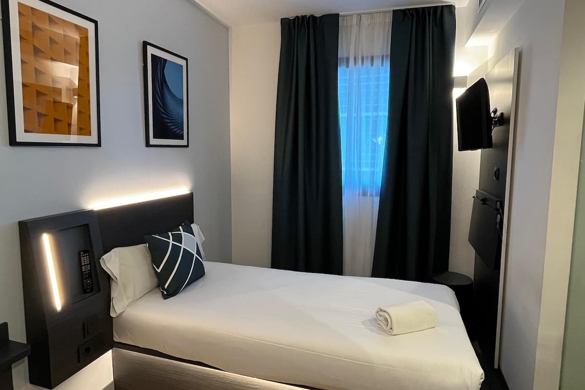 Rom, 1 enkeltseng | Skrivebord, blendingsgardiner, lydisolert og strykejern/-brett