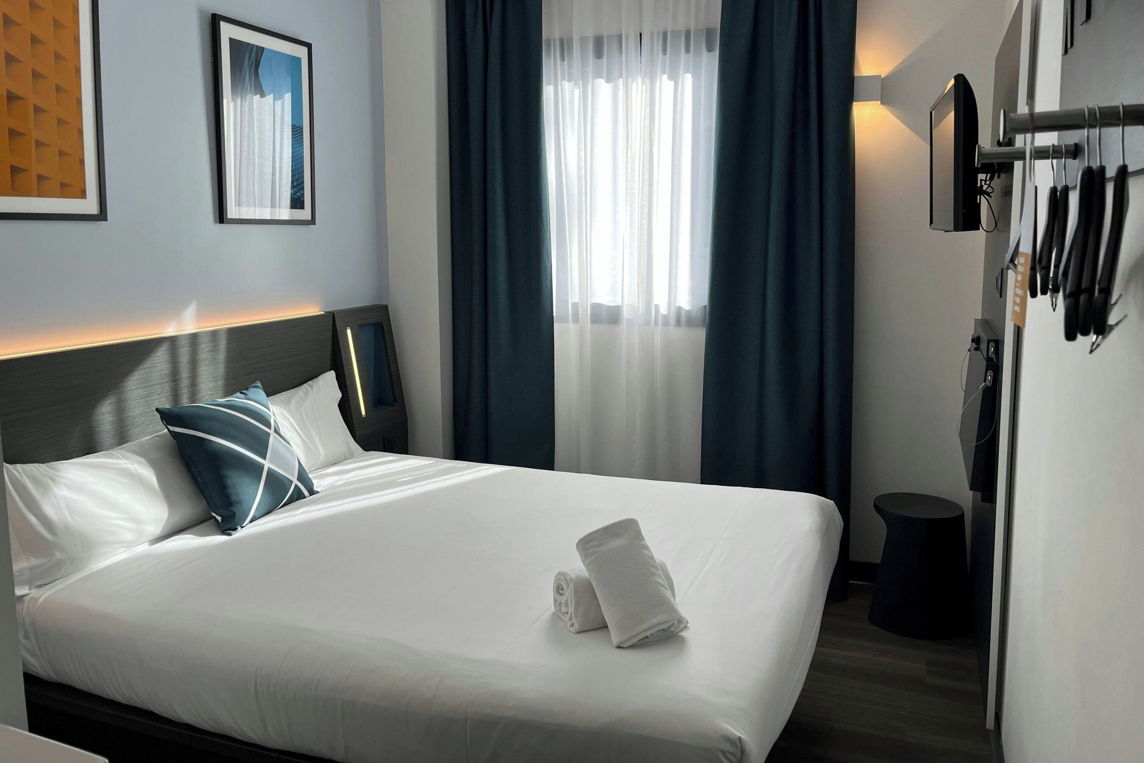 Room, 1 Queen Bed | Desk, blackout drapes, soundproofing, iron/ironing board