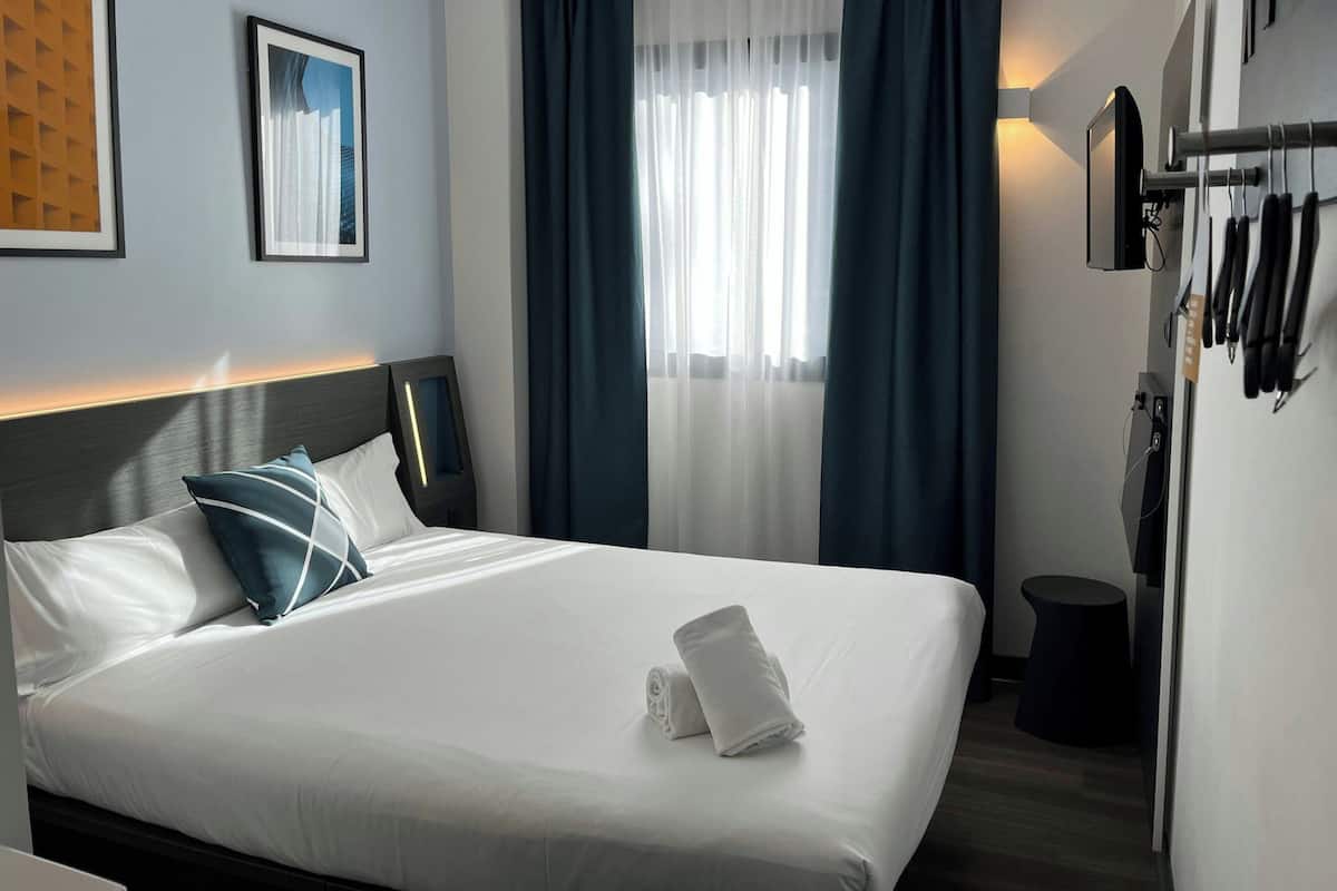 客房, 1 张大床 | 办公桌、遮光窗帘、隔音、熨斗/熨板