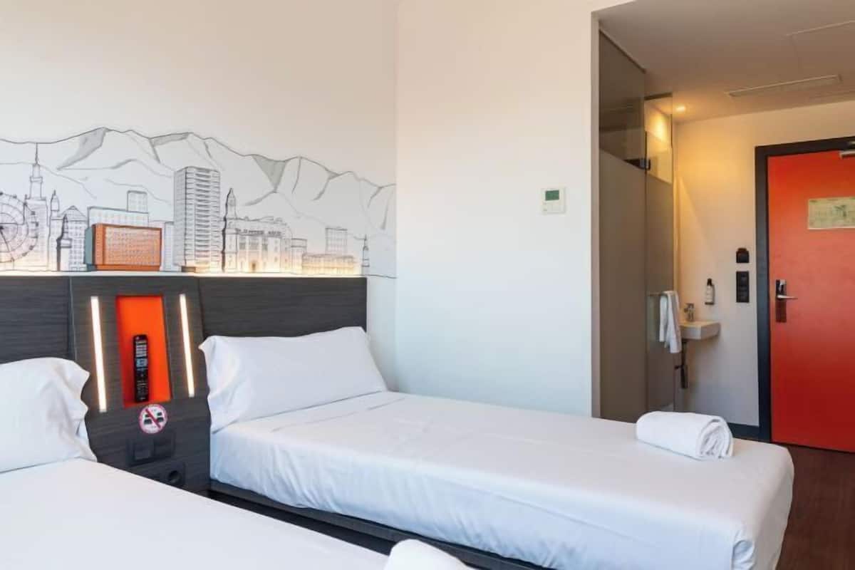 Schreibtisch, Verdunkelungsvorhänge, schallisolierte Zimmer