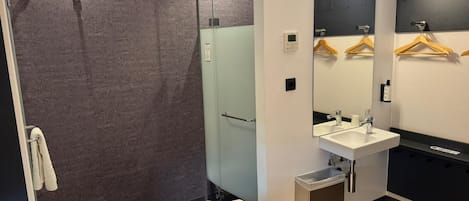 Quarto casal, 1 cama de casal | Banheiro | Chuveiro, toalhas de banho