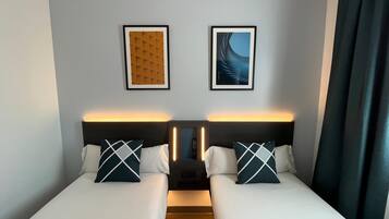 Habitación doble, 2 camas individuales | Escritorio, cortinas blackout y insonorización