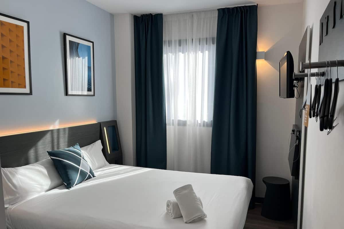 Rom, 1 queensize-seng | Skrivebord, blendingsgardiner, lydisolert og strykejern/-brett