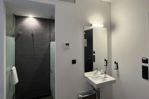 Shower, towels - Four Points Flex by Sheraton Malaga Centre (Málaga)