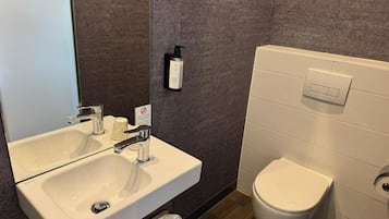 Double Room, 2 single beds, Upper Floor | Baño | Ducha y toallas