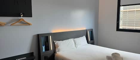 Dubbelrum - 1 dubbelsäng | Skrivbord, mörkläggningsgardiner, ljudisolering och strykjärn/strykbräda