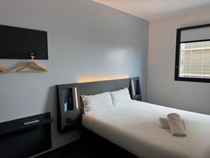 Kahden hengen huone, 1 parisänky | Työpöytä, pimennysverhot, äänieristys, silitysrauta/-lauta