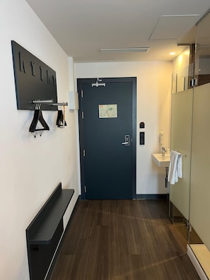 Työpöytä, pimennysverhot, äänieristys, silitysrauta/-lauta