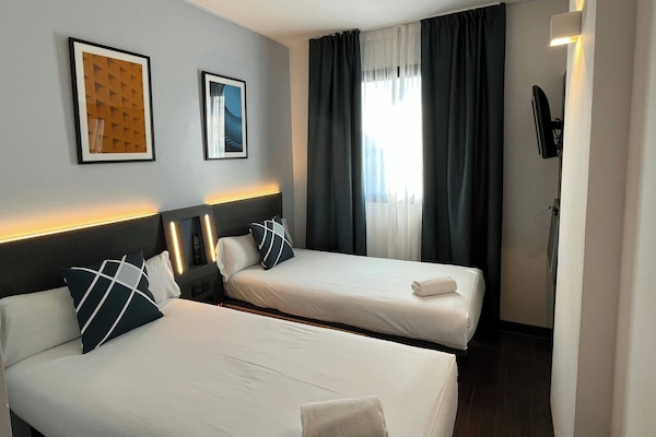 Quarto, 2 camas de solteiro | Escrivaninha, cortinas blackout, quartos à prova de som