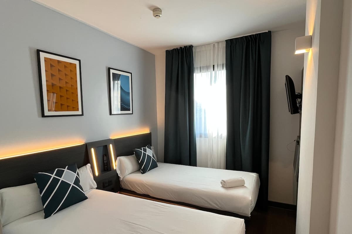 Bureau, rideaux occultants, chambres insonorisées