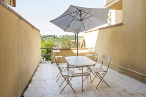 Outdoor dining - M047 - Marcelli, three-room apartment with porch 300m from the sea (Marcelli)