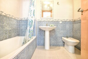 Bathtub, towels - Rosamarina 9C,Peñon Ifach (Calpe / Calp)