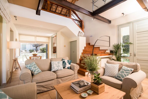 Fernseher, Kamin, DVD-Player