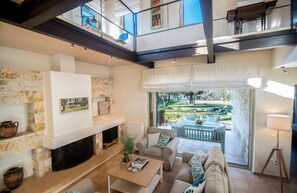 Fernseher, Kamin, DVD-Player