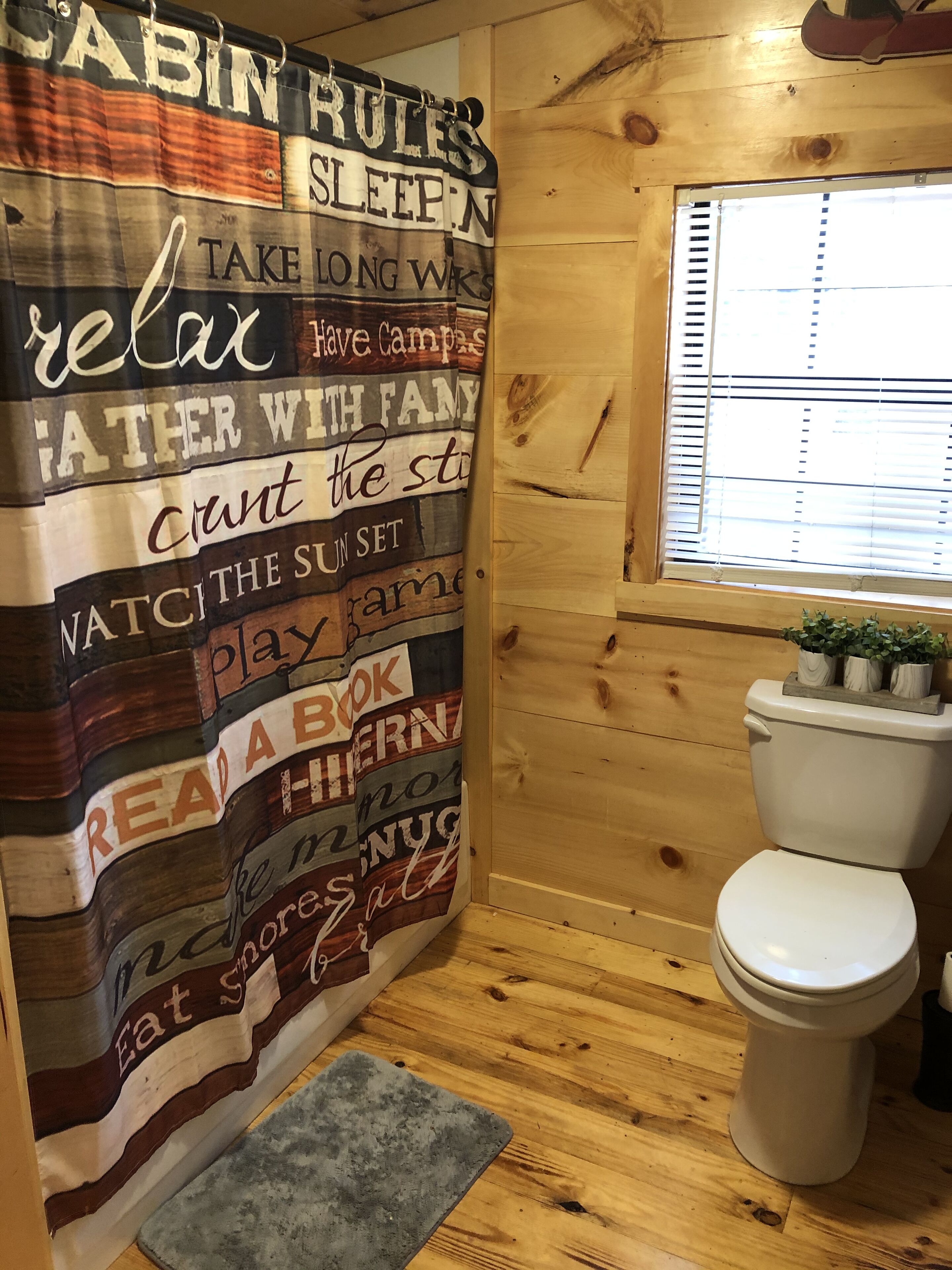 Ducha y bañera combinadas, secador de pelo, toallas y jabón