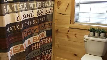 Ducha y bañera combinadas, secador de pelo, toallas y jabón